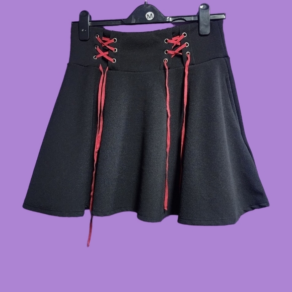 Midnight Hour: Black Double Red Lace-Up Skirt - Picture 4 of 9